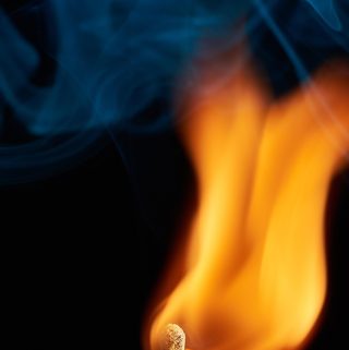 地图分析员在纸上手绘走廊路线与卡点位置，旁边放着鼠标与耳机